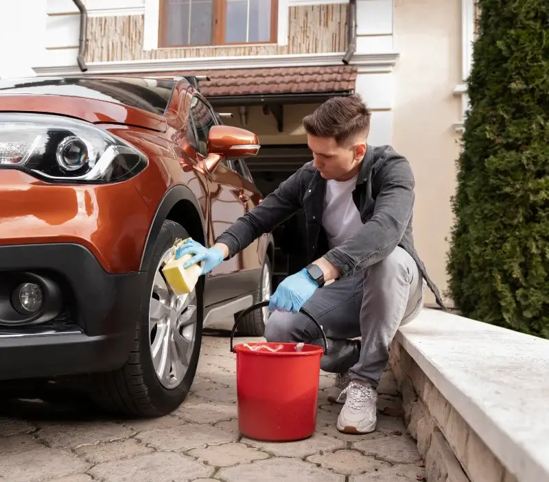 Lavage auto à domicile Coulonges-sur-Sarthe : professionnel intervenant sur un véhicule